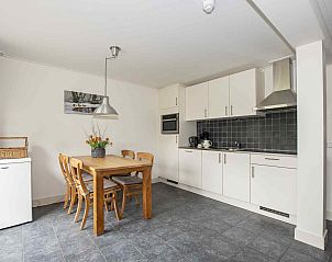 Frisse badkamer in vakantiehuis ZH017, Gouda, met moderne douche en houten details.