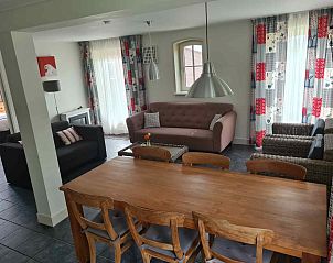 Ruime eetzaal in vakantiehuis ZH017, Gouda, met uitzicht op de groene omgeving.