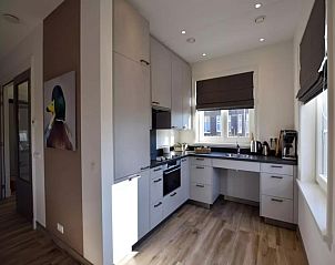 Volledig uitgeruste keuken in Villa Kaagervaaring, een vakantiehuis in Kaag, Zuid-Holland.