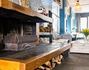 Gemtliches Wohnzimmer mit Kamin in der Unterkunft De Kaag Watersport Group, Ferienhaus in Kaag, Grnes Herz, Sdholland.