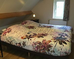 Bedroom with comfortable bed in Holiday Home in Alphen aan den Rijn, for a good night's sleep in the Green Heart.