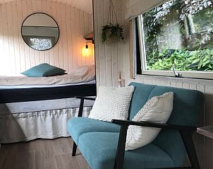 Knusse binnenruimte met comfortabele bank in Vakantiehuis in Hazerswoude-Dorp, Groene Hart.