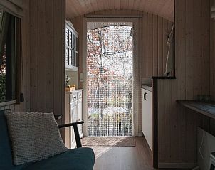 Lichte entree met gordijn in Vakantiehuis in Hazerswoude-Dorp, Groene Hart.