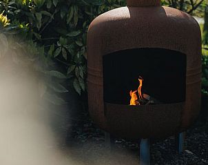 Sfeervol kampvuur in de tuin van Vakantiehuis in Hazerswoude-Dorp, Zuid-Holland.