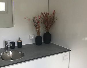 Stijlvolle wastafel in Vakantiehuis in Hazerswoude-Dorp, Zuid-Holland.