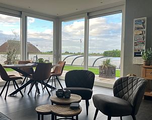 Moderne keuken en zithoek in Vakantiehuis in Ammerstol, ideaal voor een comfortabele vakantie.