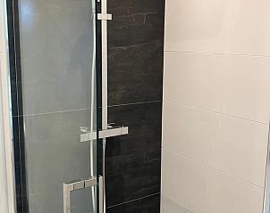 Moderne badkamer met dubbele wastafel in Vakantiehuis in Ammerstol, Groene Hart.