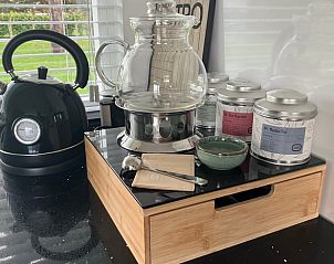 Bloeiende tuin bij Vakantiehuis in Ammerstol met uitzicht op de rivier in Zuid-Holland.