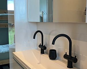 Overdekt zwembad in de tuin van Vakantiehuis in Ammerstol, ideaal voor elk weer.