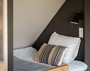 Gezellige slaapkamer met zacht beddengoed in Huisje in Bodegraven, ideaal voor een rustgevend verblijf in Zuid-Holland.