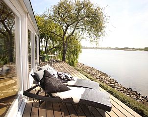 Ontspannen op het terras van Vakantiehuis in Lekkerkerk met uitzicht op de rivier in het Groene Hart, Zuid-Holland.