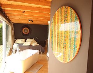 Stijlvolle slaapkamer in Vakantiehuis in Lekkerkerk, gelegen in het Groene Hart van Zuid-Holland.