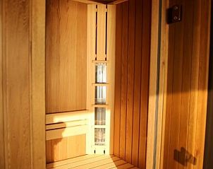 Moderne saunabediening in Vakantiehuis in Lekkerkerk, gelegen in het Groene Hart, Zuid-Holland.