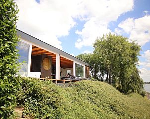 Terras van Vakantiehuis in Lekkerkerk met uitzicht op het Groene Hart, Zuid-Holland.