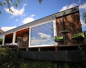 Zonsondergang boven de rivier bij Vakantiehuis in Lekkerkerk, vakantiewoning in Zuid-Holland.