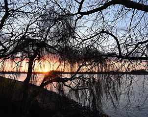 Avondzicht vanuit Vakantiehuis in Lekkerkerk, gelegen in het Groene Hart, Zuid-Holland.