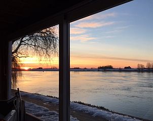 Fietspad met molens nabij Vakantiehuis in Lekkerkerk, Groene Hart, Zuid-Holland.