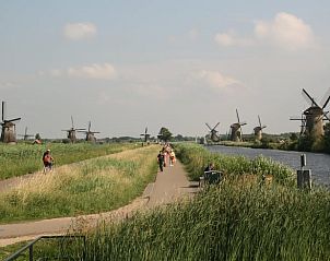 Yoga op het terras van Vakantiehuis in Lekkerkerk, met uitzicht op de rivier in Zuid-Holland.