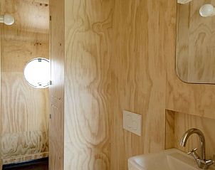 Modernes Waschbecken im Ferienhaus in Oud Ade, Green Heart, Sdholland.