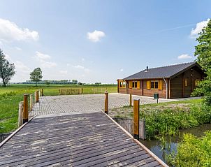 Toegangspad naar Vakantiehuisje in Ameide met uitzicht op de uitgestrekte polders van Zuid-Holland.