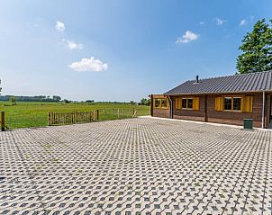 Ruime parkeerplaats bij Vakantiehuisje in Ameide, ideaal voor een ontspannen verblijf in het Groene Hart.