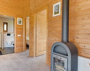 Houten interieur met moderne houtkachel in Vakantiehuisje in Ameide, Zuid-Holland.