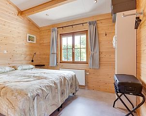 Knusse slaapkamer met een tweepersoonsbed in Vakantiehuisje in Ameide, ideaal voor een romantisch verblijf.