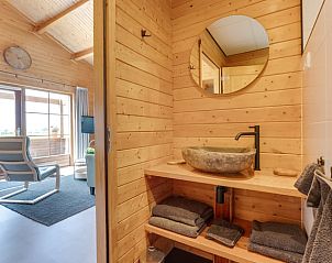 Stijlvolle wastafel met ronde spiegel in Vakantiehuisje in Ameide, Zuid-Holland.