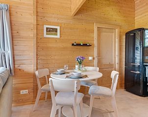 Eethoek met ronde tafel in Vakantiehuisje in Ameide, ideaal voor gezellige maaltijden in Zuid-Holland.