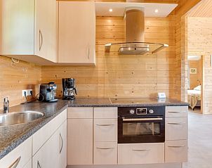 Volledig uitgeruste keuken in Vakantiehuisje in Ameide, perfect voor culinaire avonturen in het Groene Hart.