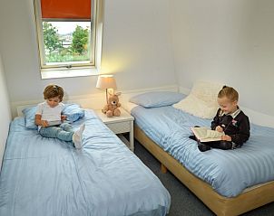 Kinderkamer met twee bedden in Tulp & Zee vakantiehuis, Noordwijkerhout, Zuid-Holland.