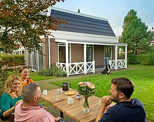 Groep geniet van koffie in de tuin bij Tulp & Zee vakantiehuis, Noordwijkerhout.