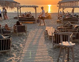 Strandpaviljoen bij zonsondergang, nabij Bungalowpark Puik en Duin Vakantiehuis nr 33, Noordwijk.