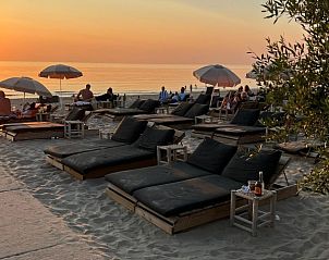 Strandbedden bij zonsondergang, vlakbij Bungalowpark Puik en Duin Vakantiehuis nr 33, Noordwijk.