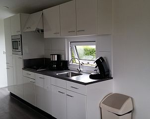 Moderne keuken in chalet Duinparel 126 in Noordwijk, Zuid-Holland, volledig uitgerust voor een comfortabel verblijf.