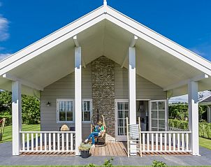 Vooraanzicht van Bungalow type Cypres XS in Noordwijk, Noordzeekust, Zuid-Holland met uitnodigend terras.