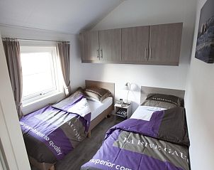 Tweede slaapkamer in Boerderij Puik en Duin Noordwijk chalet, Noordzeekust, Zuid-Holland, met twee eenpersoonsbedden.