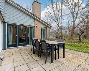 Terras van K7A bungalow, Kijkduin, met zitgelegenheid en uitzicht op de natuur.