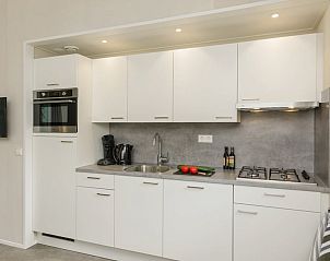 Moderne keuken in chalet Comfort 6B, gelegen in Kijkduin aan de Noordzeekust, Zuid-Holland. Voorzien van alle gemakken voor een comfortabel verblijf.