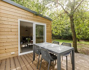 Veranda van Comfort 4 Wellness chalet in Kijkduin, Noordzeekust, Zuid-Holland met uitzicht op bosrijke omgeving.