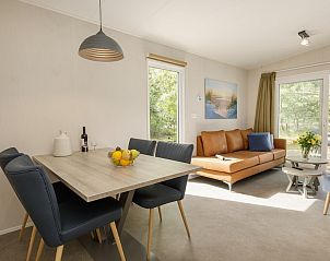 Eethoek in Comfort 4 Wellness chalet, Kijkduin, Noordzeekust, met moderne inrichting en uitzicht op groene omgeving.
