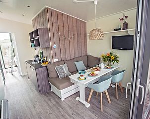 Gezellige binnenruimte van Kijkduin Strandhuisjes 4, vakantiehuis aan de Noordzeekust in Zuid-Holland, met eethoek en keuken.