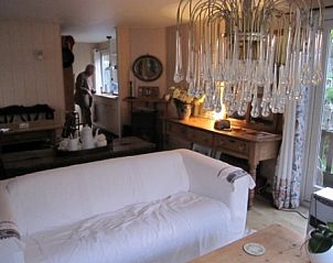 Stijlvolle woonkamer van Chalet Wassenaar aan de Noordzeekust, Zuid-Holland, met moderne verlichting en comfortabele zitplaatsen.