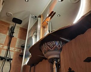 Moderne douche en wastafel in Vakantiehuis aan zee, Katwijk aan Zee, Noordzeekust, Zuid-Holland, met unieke houten afwerking.