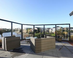 Zonnig terras van De Duinpan 21 chalet met uitzicht op de tuin in Noordwijk aan zee, Noordzeekust, Zuid-Holland.