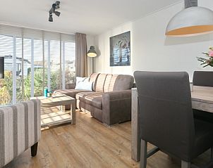 Ruime leefruimte in De Duinpan 21 chalet, Noordwijk aan zee, Noordzeekust, Zuid-Holland, met een stijlvolle inrichting.