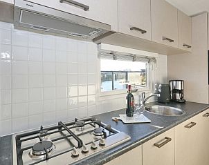 Volledig uitgeruste keuken in De Duinpan 21 chalet met uitzicht op het water, Noordwijk aan zee, Noordzeekust, Zuid-Holland.