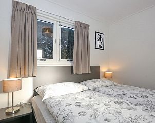 Knusse slaapkamer met tweepersoonsbed in De Duinpan 21 chalet, Noordwijk aan zee, Noordzeekust, Zuid-Holland.