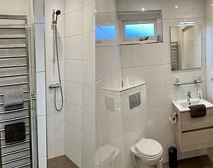 Stijlvolle badkamer in Vakantiehuis nr 23 Bungalowpark Puik en Duin, Noordwijk aan zee, Noordzeekust, Zuid-Holland.