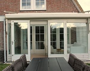 Ruim terras met eetgelegenheid bij vakantiewoning Mooiste plekje van Noordwijk, Noordwijk aan zee, Zuid-Holland.